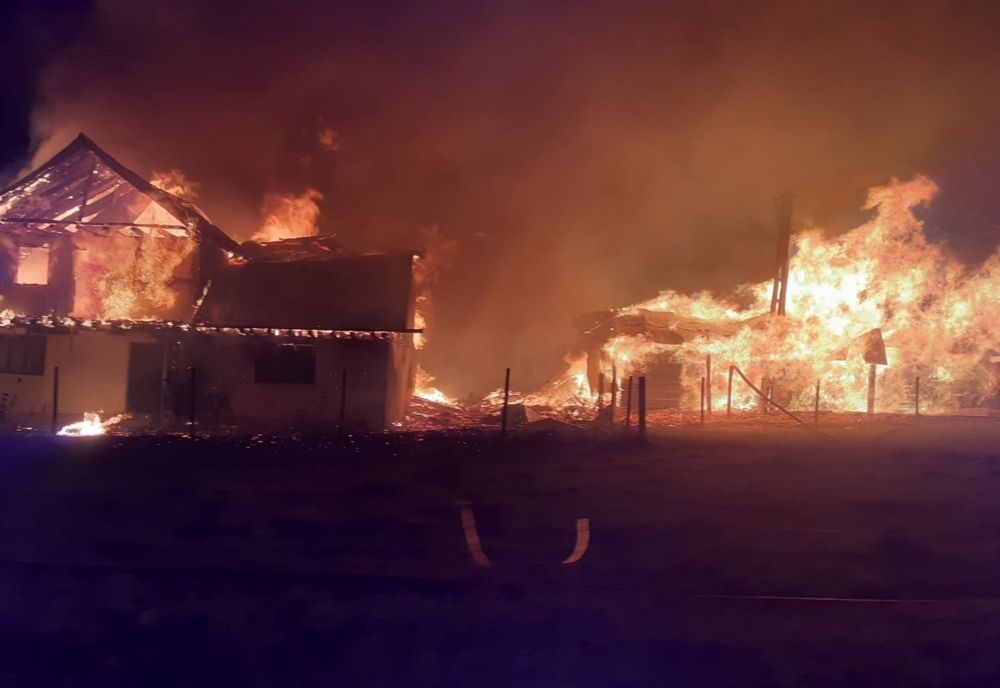 Incendiu devastator în Neamț! Șapte ore de luptă cu flăcările