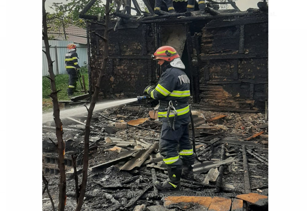 Gospodărie făcută scrum de un coș de fum defect