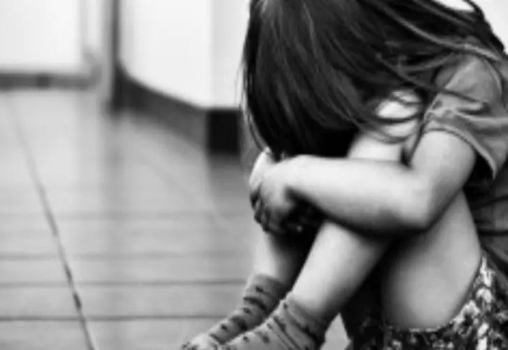 Fată de 14 ani, în comă după ce a fost bătută de alţi adolescenţi, în apropierea şcolii