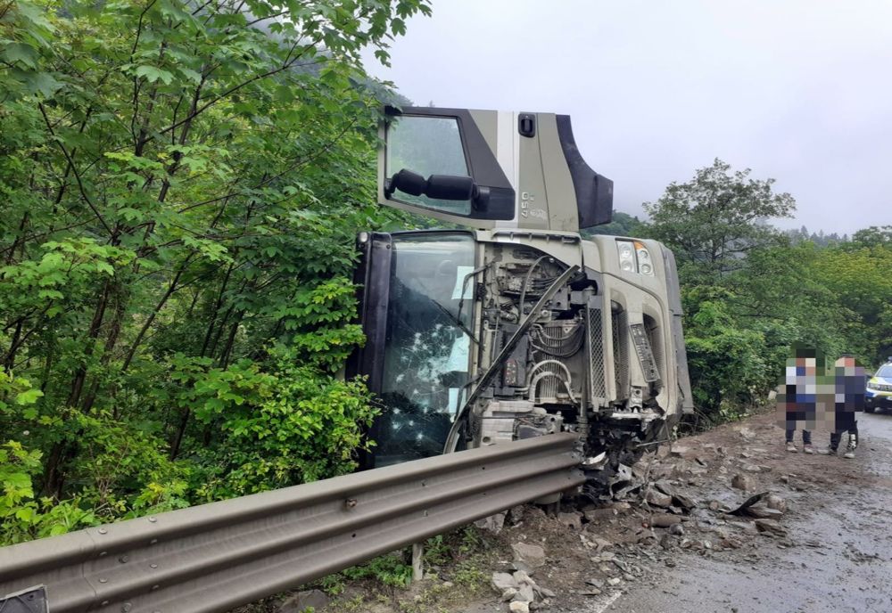 Autospecială încărcată cu ciment, răsturnată pe un drum din Neamț