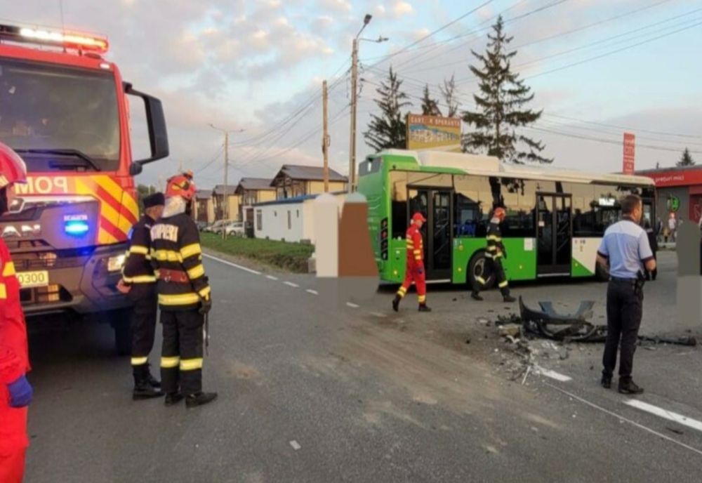 Autobuz plin cu călători, accident violent în Piatra-Neamț