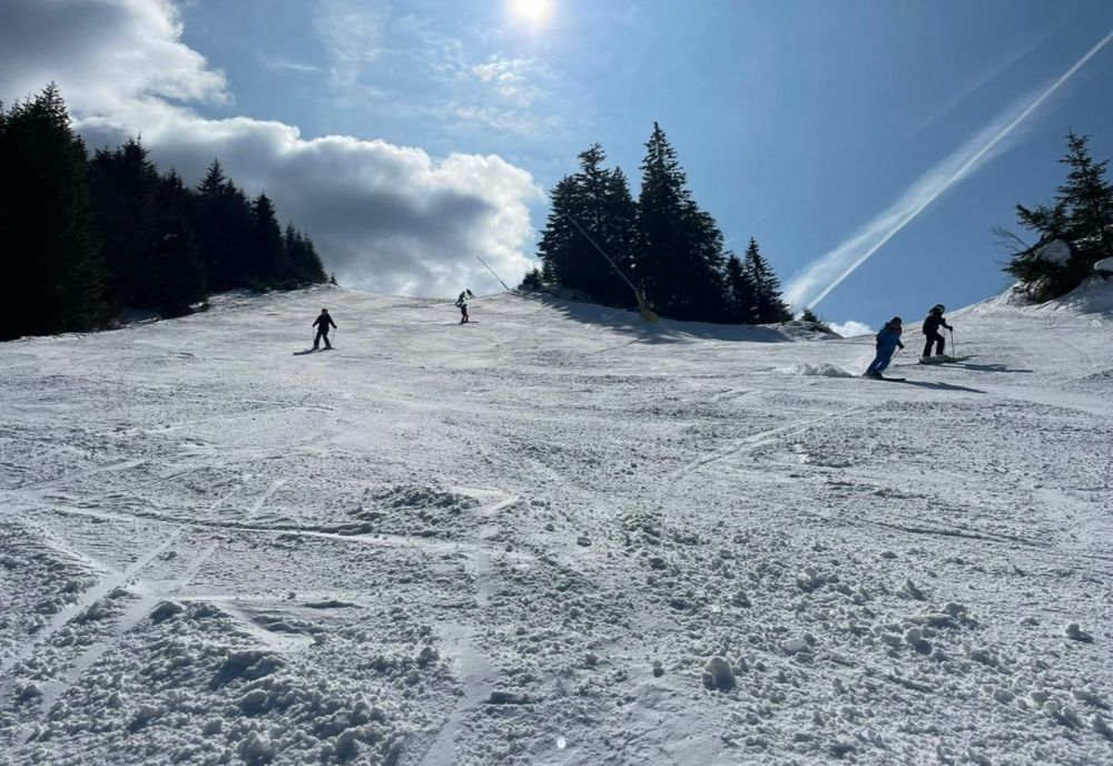 CONDIȚII EXCELENTE PENTRU PRACTICAREA SPORTURILOR DE IARNĂ, PE PÂRTIILE DIN POIANA BRAȘOV ȘI MASIVUL POSTĂVARUL