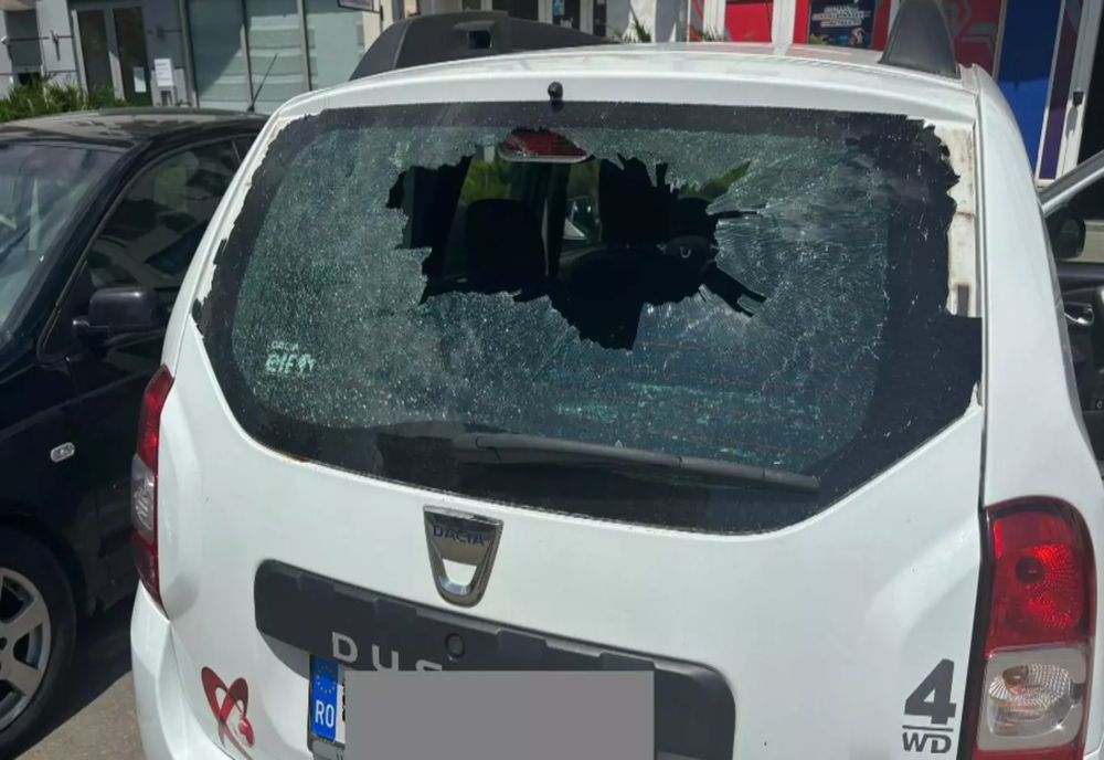 Echipa Realitatea Plus, atacată cu pietre de interlopii lui Piedone. Edilul, scos în sărite de dezvăluirile postului. Caracatița de la Primărie, devoalată! FOTO / VIDEO