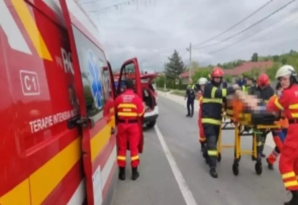 Şofer rămas încarcerat după ce a fost înţepat de o albină şi a intrat cu maşina într-un cap de pod