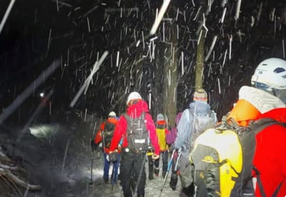 Misiune dificilă a salvamontiștilor în zona înaltă din Masivul Cehlău. O persoană este inconştientă şi nu se poate interveni cu elicopterul din cauza vremii