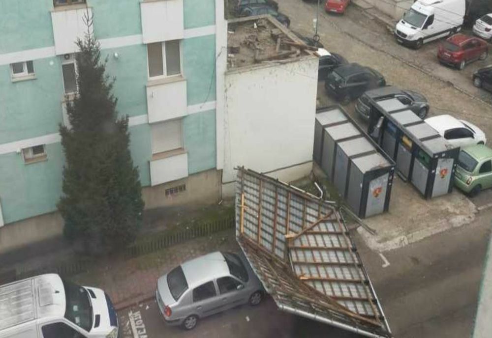 ACOPERIȘUL UNUI BLOC DIN PIATRA-NEAMȚ, SMULS DE VÂNTUL PUTERNIC