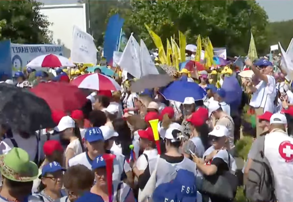 PROTESTE URIAȘE ÎN FAȚA PARLAMENTULUI 