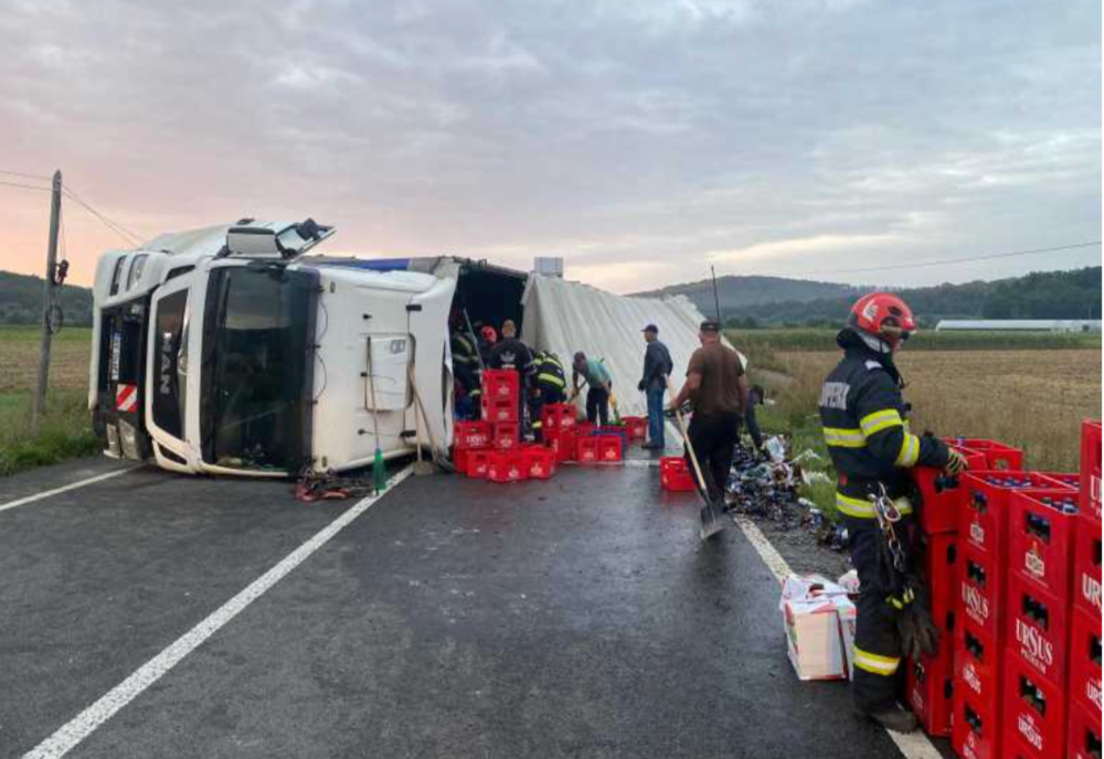 CAMION CU 24 DE TONE DE BERE RĂSTURNAT PE DN 28B. TRAFIC BLOCAT ÎNTRE BOTOȘANI ȘI HÂRLĂU 