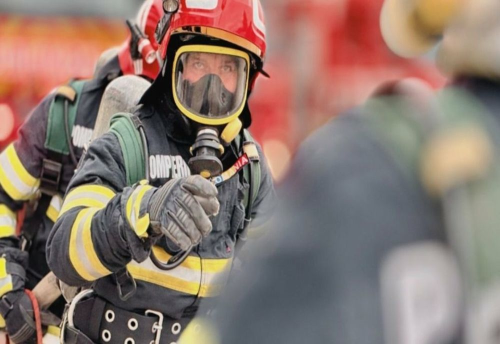 INTERVENȚIE PENTRU STINGEREA UNUI INCENDIU LA UN BLOC DIN PIATRA-NEAMȚ