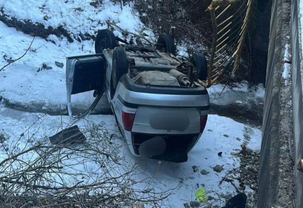 Autoturism căzut în albia Pârâului Doamnei