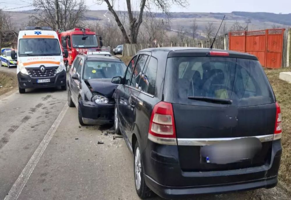 Trei persoane au ajuns la spital după un accident rutier produs în județul Neamț: două mașini s-au ciocnit frontal
