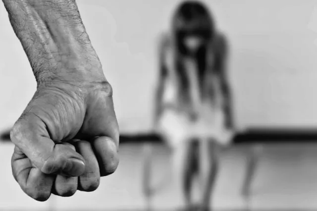 Bărbat din Piatra-Neamț, arestat după ce și-ar fi sechestrat și bătut soția două zile. Femeia a fugit într-un salon de machiaj