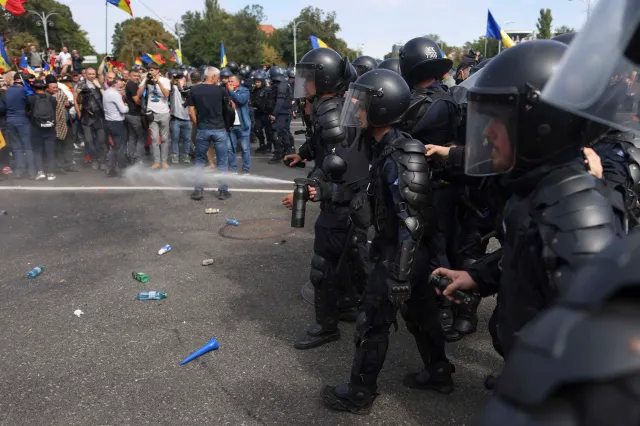 Ancheta continuă după protestul violent din Piața Victoriei: 55 de persoane duse la poliție și amenzi de 66.800 de lei