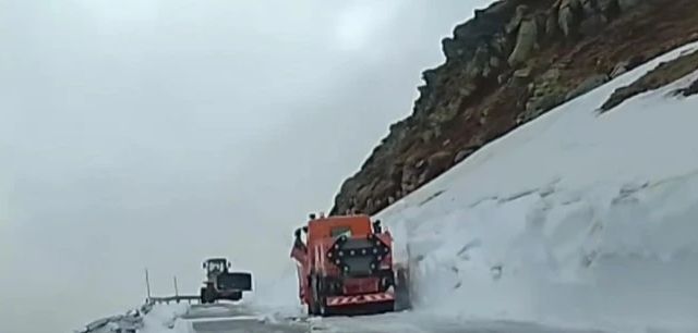Luptă cu nămeții pe Transalpina și Transfăgărășan. Drumarii intervin în zone unde zăpada depășește cinci metri