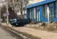 Și-a „parcat” mașina, răsturnată, pe trotuar (FOTO)