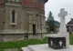 S-a suit dezbrăcat pe crucea unei biserici și a început să se roage