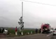 Autoturism părăsit lângă calea ferată, în flăcări (FOTO)