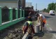 Lucrările de reabilitare a trotuarelor din Roman, în toi