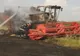 O combină a luat foc în lanul de grâu