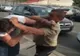 O ceartă între iubiți s-a lăsat cu pumni și foc