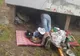 ”Dormitoare” improvizate sub balcoanele blocurilor