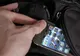A intrat în vorbă cu un bărbat de pe stradă și a rămas fără telefonul mobil