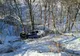 Un bărbat s-a răsturnat cu mașina într-o râpă de lângă un drum forestier