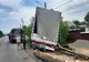 Șoferul unui camion a pierdut controlul volanului și s-a izbit într-un copac
