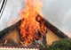 Incendiu la o casă din comuna Sagna. Pompierii au scos la timp patru butelii din flăcări