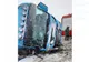 Un TIR s-a răsturnat peste gardul unei case după ce a rupt un stâlp de electricitate