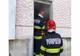 Locatarii unui bloc din Roman evacuați din cauza unui incendiu la subsol