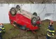 Trei persoane au scăpat ca prin minune după ce s-au răsturnat cu mașina