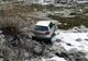 A ajuns cu mașina în albia unui râu (FOTO)