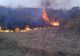 Incendiu de vegetație uscată. Risc de extindere la locuințele din apropiere